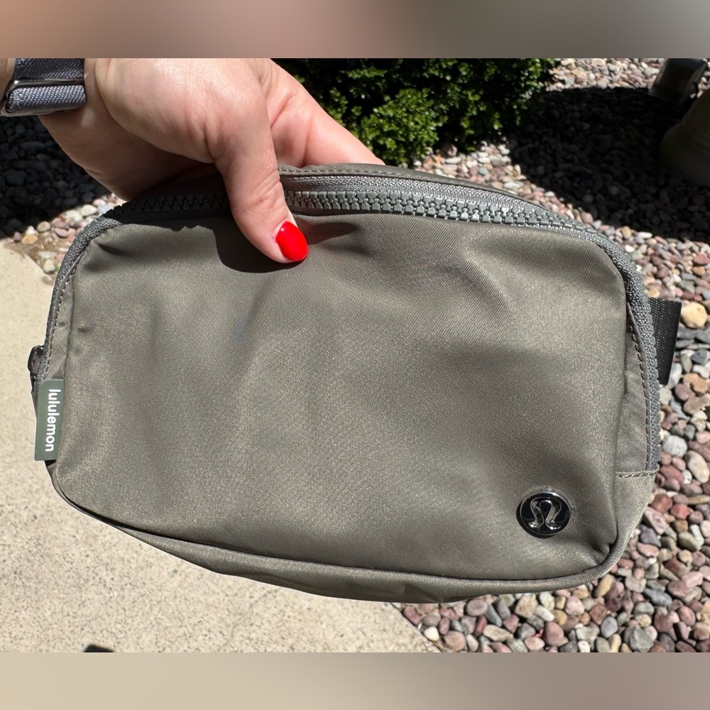lululemon athletica grey sage green 1L belt bag